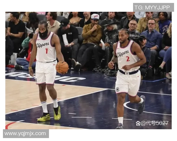 火箭队与活塞队激战正酣NBA赛场精彩对决引发球迷热议